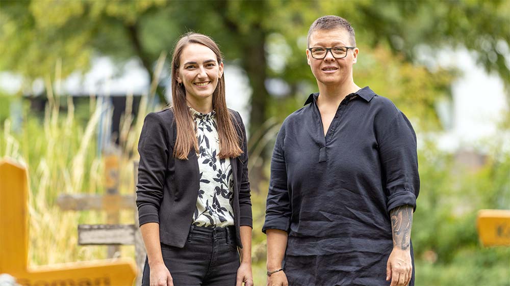 Etwa alle acht Wochen hält Stephanie Hecke (links), Pfarrerin bei der Evangelischen Gesellschaft Stuttgart (eva), eine Trauerfeier für Menschen, die in Stuttgart ohne Angehörige verstorben sind.