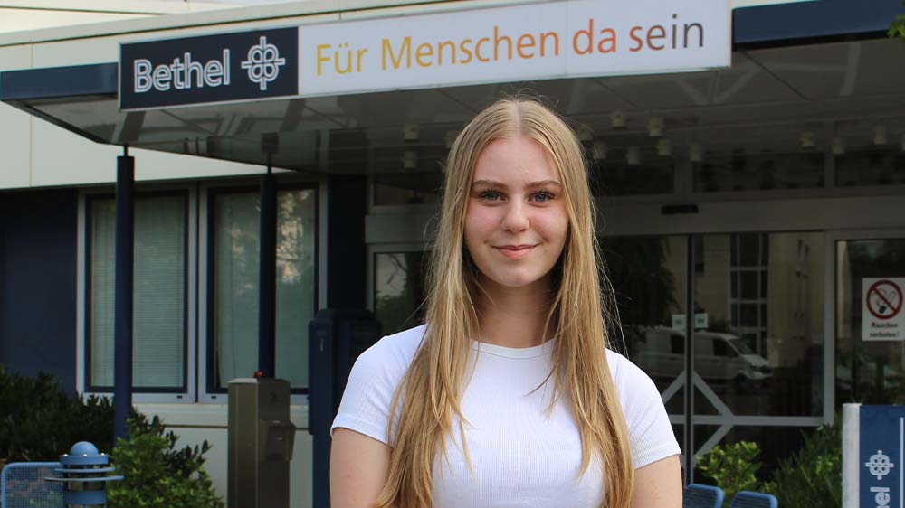 Bethel-Influencerin Anna Hofmann vor dem Gebäude der Öffentlichkeitsarbeit der v. Bodelschwinghschen Stiftungen Bethel