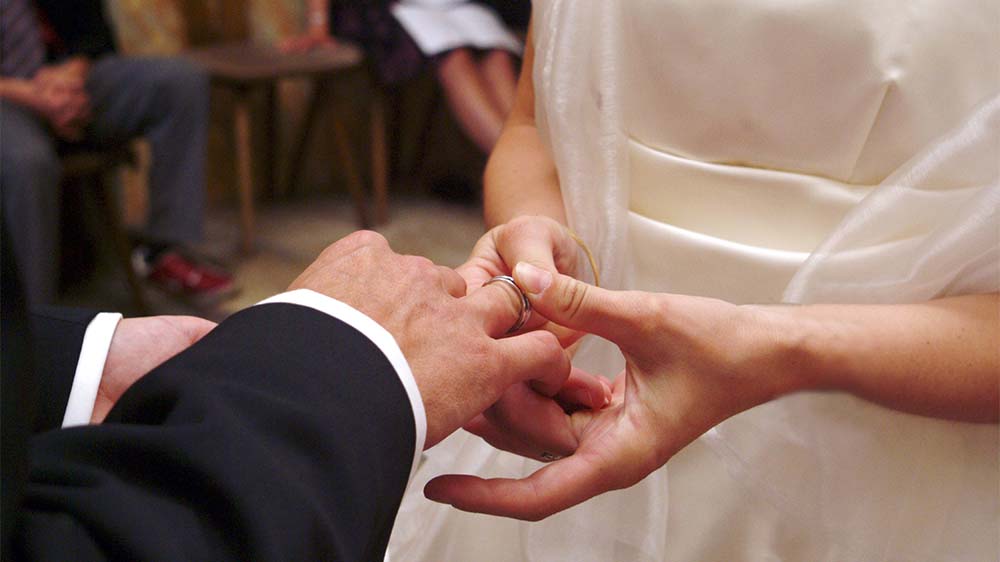 Draußen Heavy Metal, in der Kirche Romantik pur. In Wacken hat sich ein Brautpaar in der evangelischen Kirche das Ja-Wort gegeben