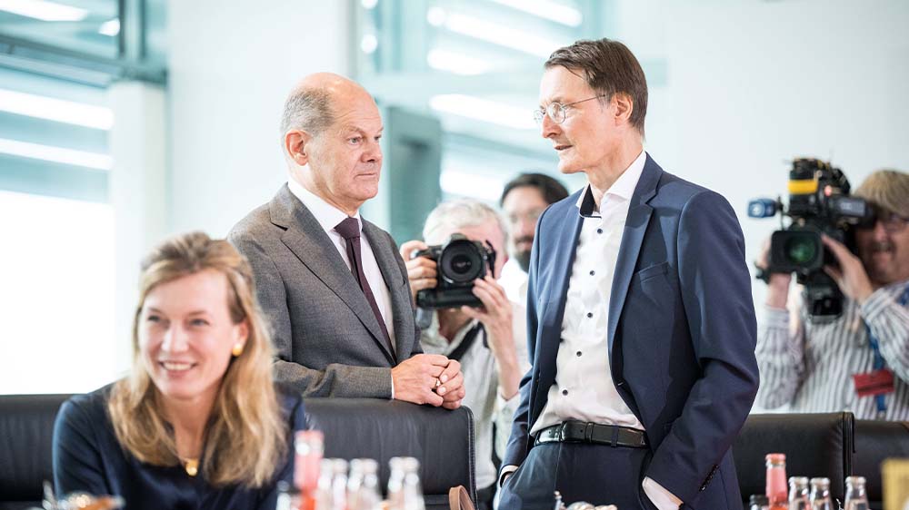 Bundeskanzler Scholz und Bundesgesundheitsminister Lauterbach bei der Kabinettsitzung der Bundesregierung im Kanzleramt in Berlin