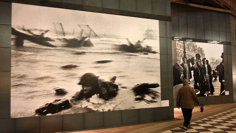 Die Fotos des Ungarn Robert Capa werden weltweit gezeigt, hier in Tokio