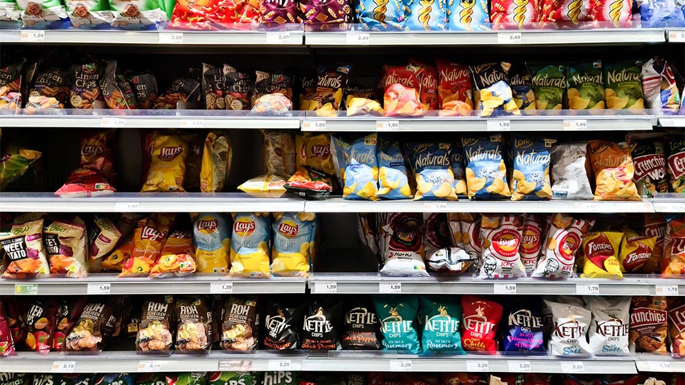 Wie lassen sich alte Chipstüten wieder verwenden? Dazu haben sich Forschende der Uni Bayreuth Gedanken gemacht