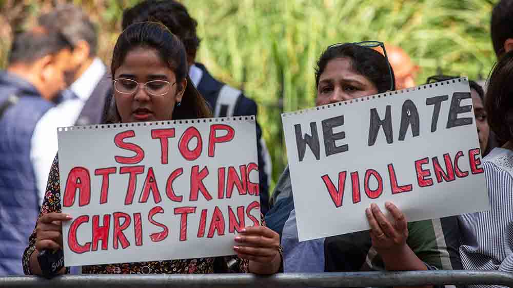 Diese beiden Frauen protestieren in London gegen die Christenverfolgung in Pakistan
