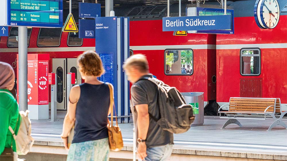 Verbraucherschützer sagen: Schon jetzt können sich viele Menschen das Deutschlandticket nicht leisten
