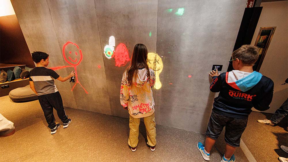 Die Düsseldorfer Zentralbibliothek im KAP 1 hat in ihrer Jugendbibliothek eine digitale Graffiti-Sprayerwand installiert