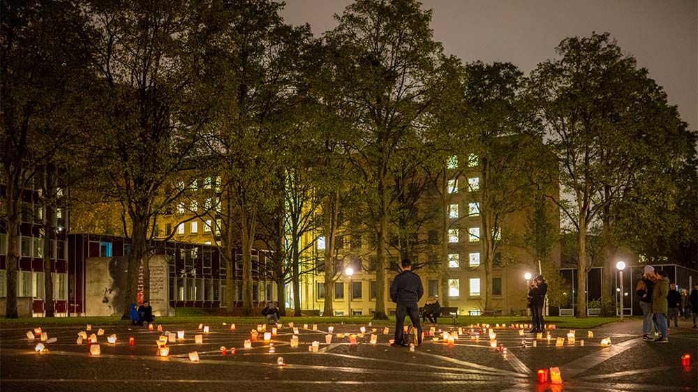 Archäologen suchen ab September Reste der Bornplatzsynagoge in Hamburg (Symbolbild vom 9.11.2022: Gedenken an die Reichspogrom-Nacht auf dem Grundriss der ehemaligen Synagoge Bornplatz)