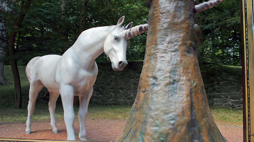 Figur eines weißen Einhorns aus dem Märchen "Das tapfere Schneiderlein" im Schlosspark