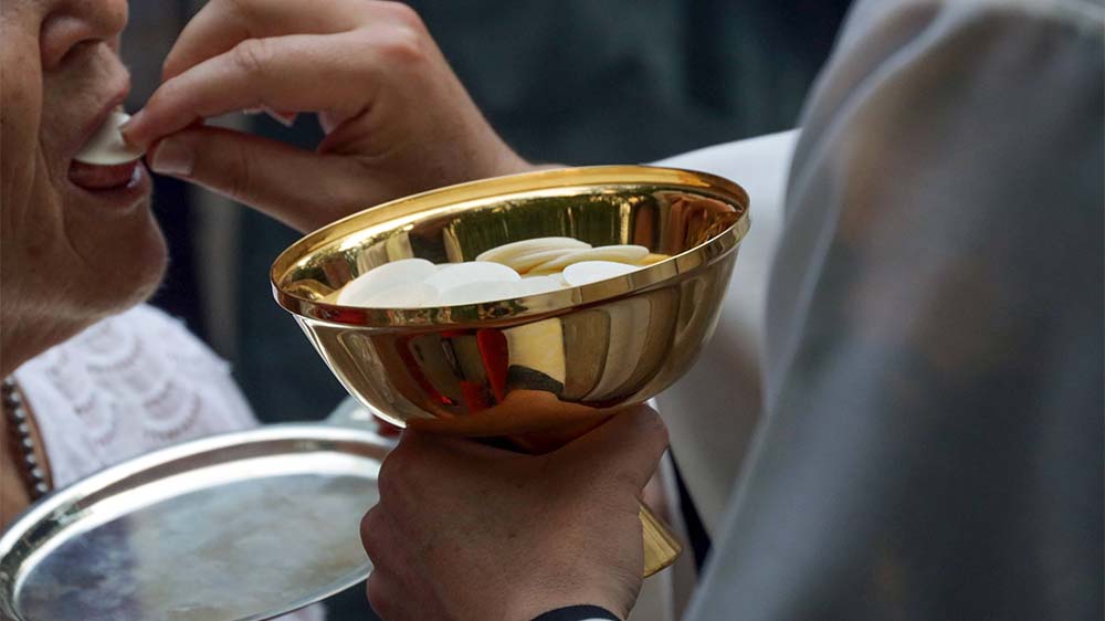 Der Angeklagte hatte laut Urteil im Juli 2022 mehrere vermeintliche Eucharistiefeiern gehalten, unter anderem in Winnenden, sowie eine Taufe