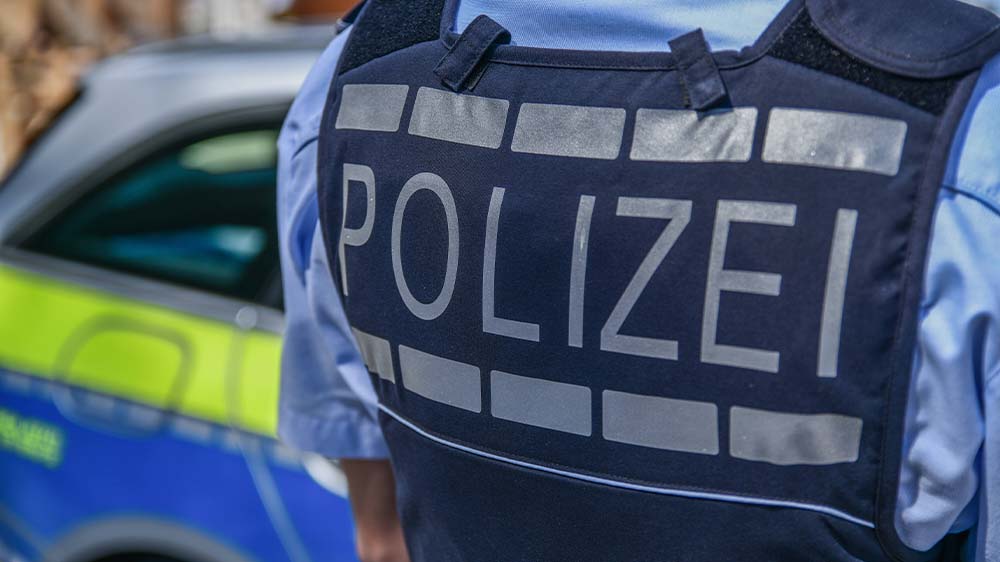 Nach drei Brandanschlägen ist in Berlin ein Tatverdächtiger festgenommen worden.  Der Mann ist 63 Jahre alt