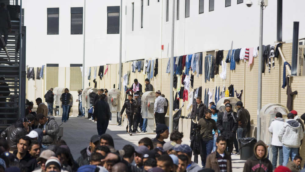 Der Europäischen Gerichtshofs für Menschenrechte (EGMR) urteilte, dass die italienischen Behörden die Rechte einer heute 23-jährigen Ghanaerin verletzt hätten, die minderjährig insgesamt acht Monate in einer Unterkunft für Erwachsene verbringen musste