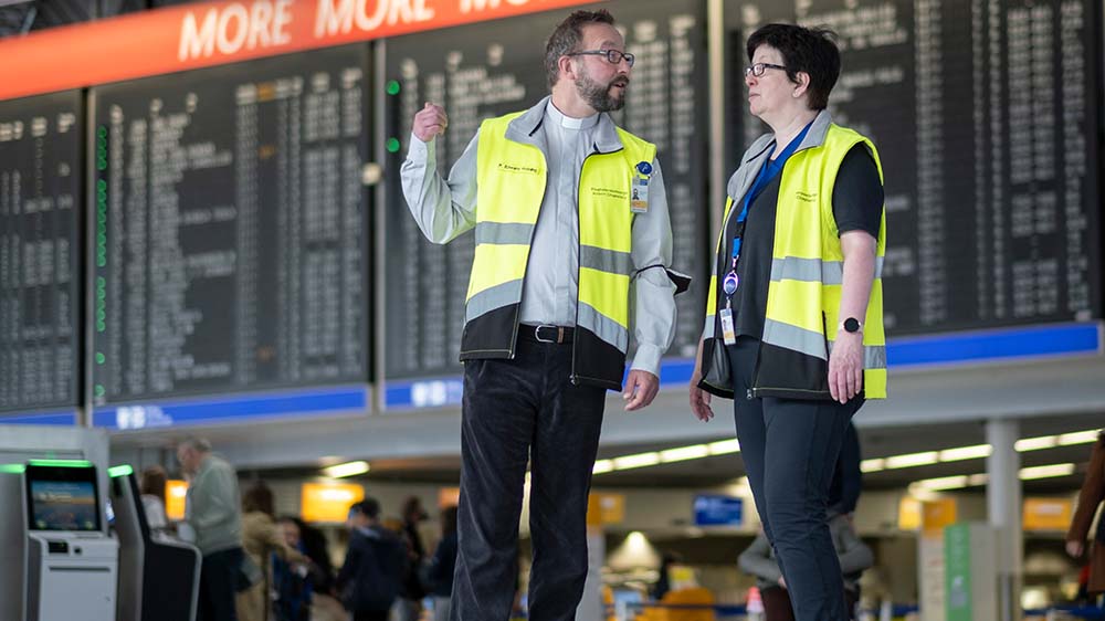 Der katholische Pater Edward Froehling und die evangelische Pfarrerin Bettina Klünemann der kirchlichen Flughafenseelsorge am Flughafen Frankfurt