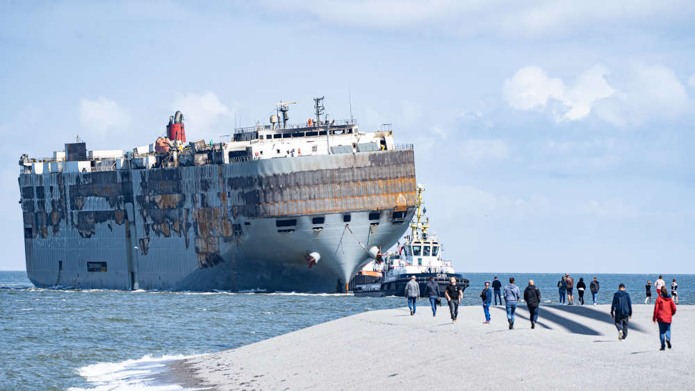 Der havarierter Autotransporter Fremantle Highway wurde in den niederländischen Hafen Eemshaven geschleppt