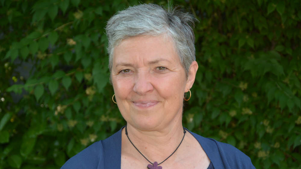 Sabine Fries wuchs als Tochter gehörloser Eltern mit Deutsch und deutscher Gebärdensprache auf