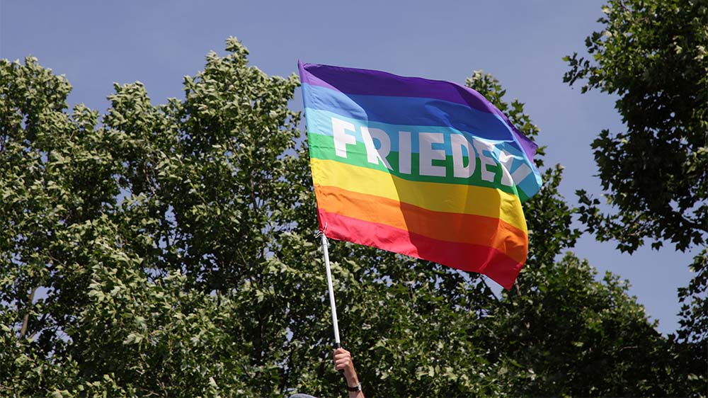 Die Regenbogenfahne war auch ein Zeichen der Friedensbewegung