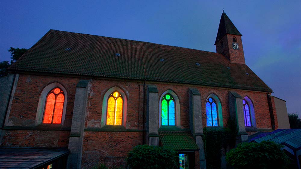Auch die Kirchen nehmen die Regenbogen-Fahnen immer wieder auf