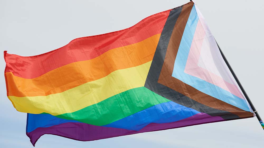 2017 ergänzte der Grafikdesigner Daniel Quasar die Regenbogenflagge mit einem Dreieck auf der linken Seite in Braun und Schwarz für marginalisierte Communities sowie Hellblau, Rosa und Weiß für die Trans-Pride Bewegung (Symbolbild)