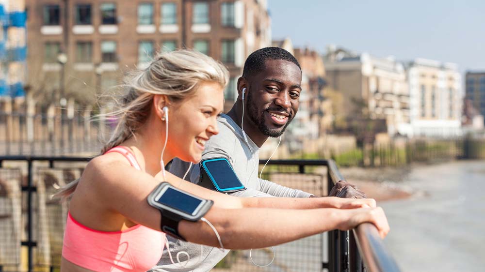 Fitnesstracker können hilfreich sein, sind aber laut Expertinnen und Experten kein Ersatz für den Arztbesuch