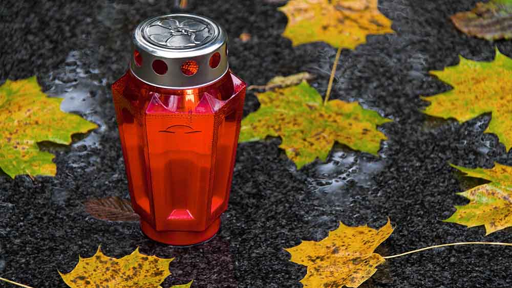 Kerzen erinnern an verstorbene Angehörige