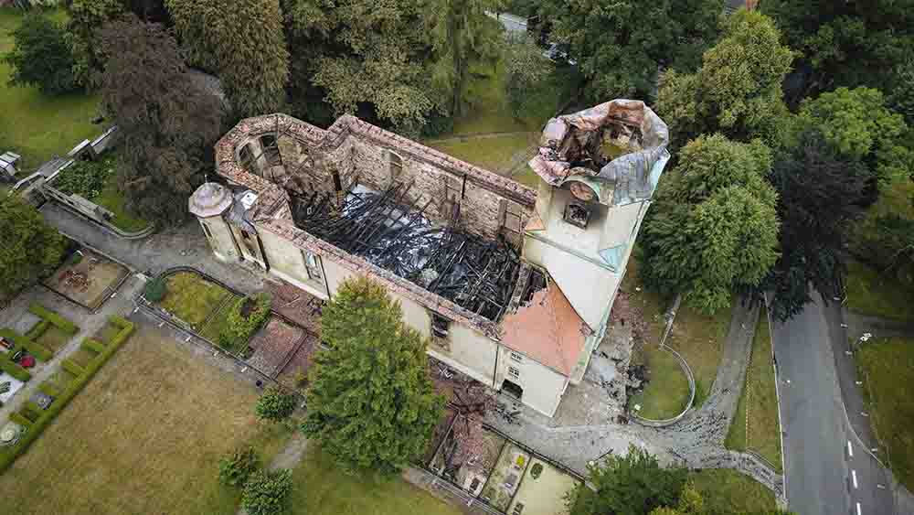 Von oben wird deutlich, wie stark die Kirche von Großröhrsdorf beschädigt ist