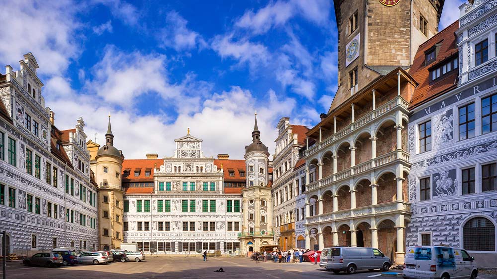 Großer Schlosshof im Residenzschloss Dresden, Blick auf das historische Grüne Gewölbe. Dort gibt es jetzt ein ganz besonderes Schachbrett zu sehen