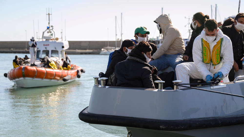 Trotz unruhiger See wagten zuletzt viele Boote mit Migrantinnen und Migranten die gefährliche Überfahrt von Nordafrika in Richtung Lampedusa