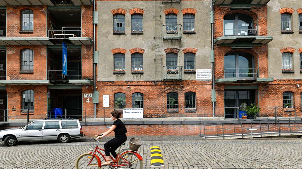 Der Bremer Karin-Hollweg-Preis wird jährlich anlässlich der Abschlussausstellung der Meisterschülerinnen und Meisterschüler der Hochschule für Künste verliehen