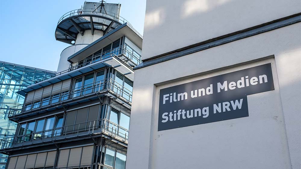Der Hörspielpreis der Kriegsblinden wird von der Film- und Medienstiftung NRW und dem Deutschen Blinden- und Sehbehindertenverband (DBSV) getragen