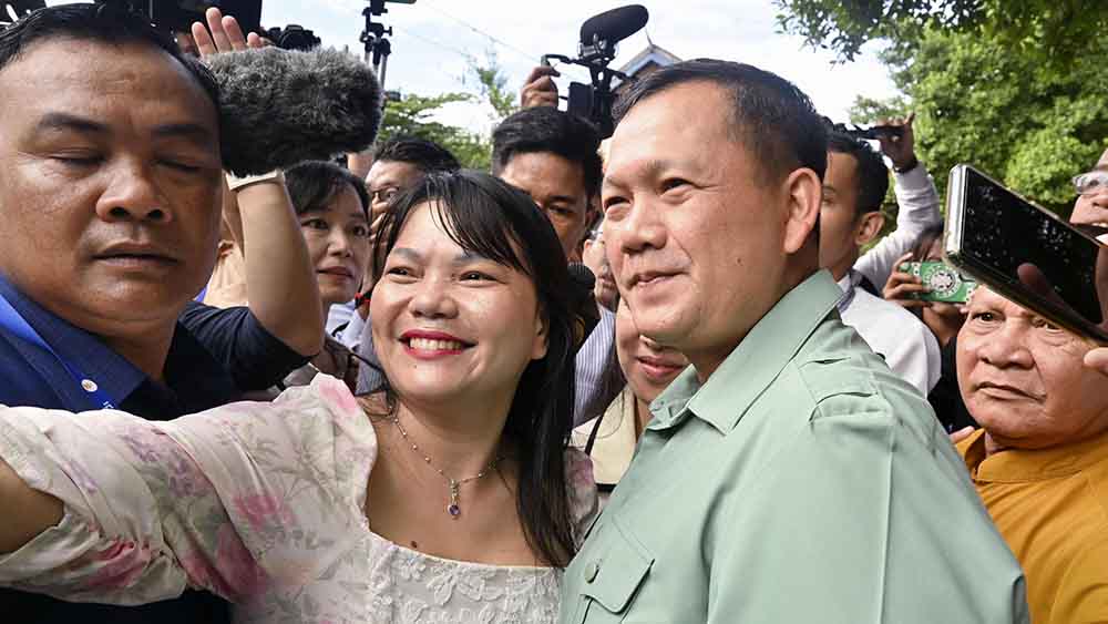 Kambodschas neuer Herrscher Hun Manet gilt im Volk als beliebt und posiert gern mal für ein Selfie