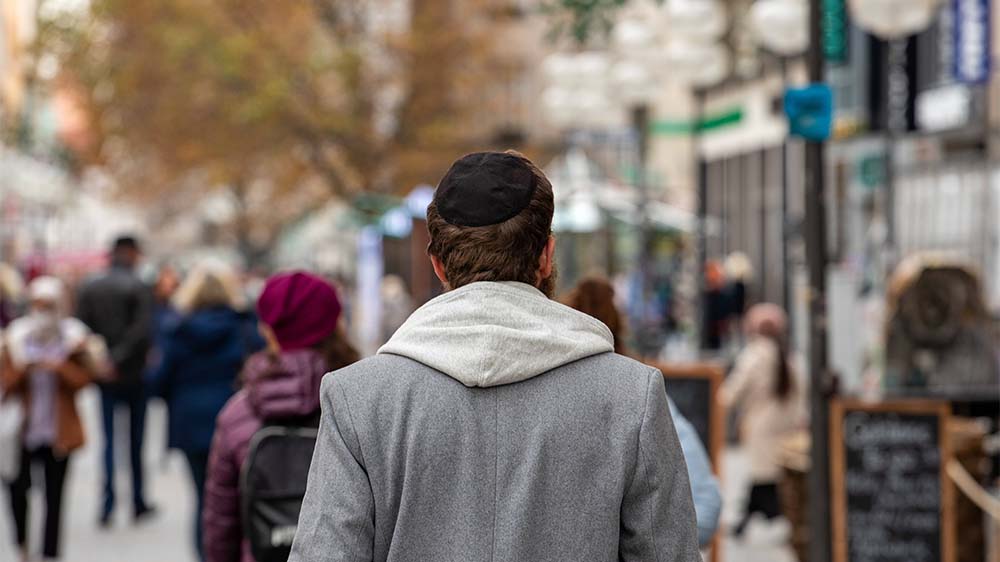 Immer wieder wird Kritik daran laut, dass in Deutschland etwa bei Schul- oder Universitätsprüfungen nichtchristliche Feiertage oder der jüdische Ruhetag Schabbat nicht beachtet würden