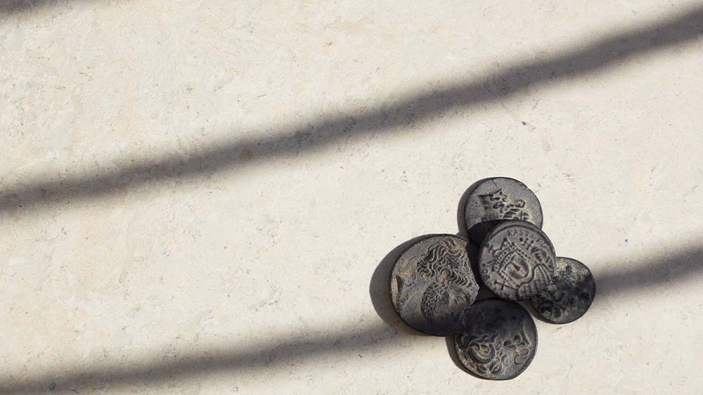 Eine 1.800 Jahre alte römische Münze hat ein Junge zufällig beim Spielen gefunden