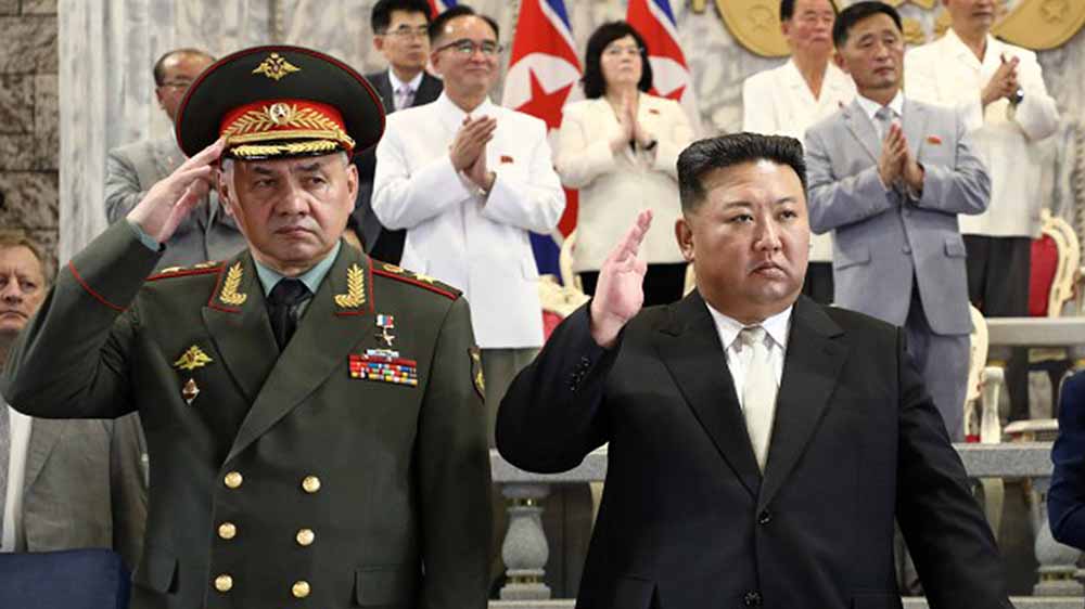 In Nordkorea hat nur einer das Sagen: Diktator Kim Jong Un (re.)