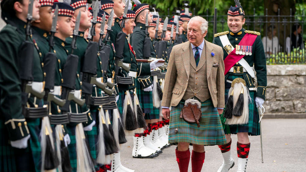 King Charles III. inspiziert die Balaklava Company vor den Toren von Balmoral Castle