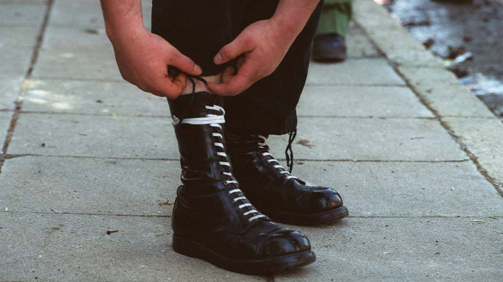 In der etwa zehnköpfigen Gruppe "Knockout 51" sei es laut Anklage der Generalbundesanwaltschaft zunächst um Körperverletzungsdelikte gegangen, später dann auch um die Tötung von Linken