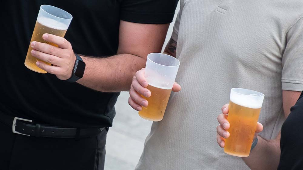 Ein "Nein" zum Alkohol stößt auf Festen oftmals auf Unverständnis, wie unser Autor Gerd-Matthias Hoeffchen berichtet