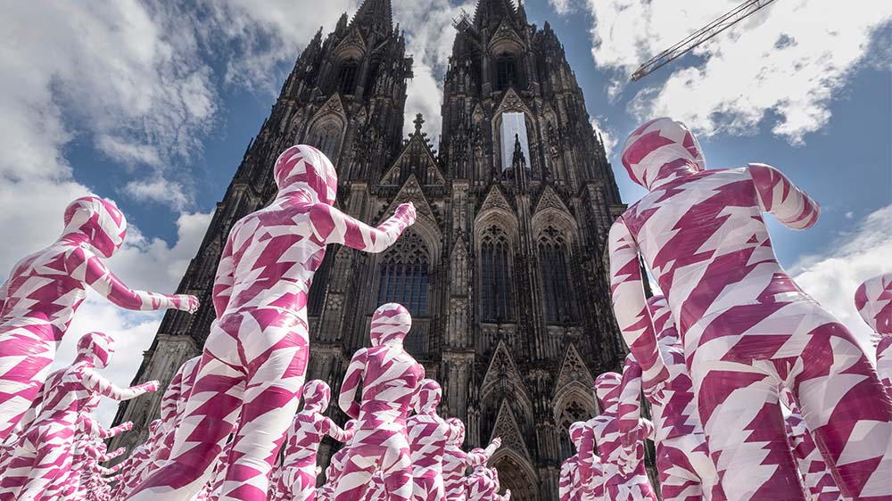 Aus Protest gegen die Missbrauchsfälle in der katholischen Kirche hat Dennis Josef Meseg am Kölner Dom eine Installation aus 333 kleine Schaufensterpuppen aufgestellt