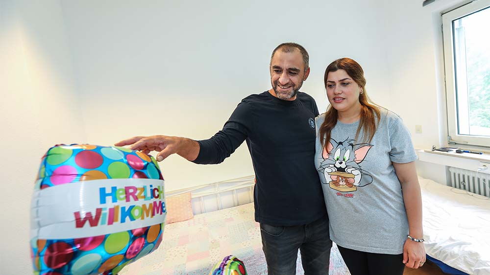 Dilshad und Nahida in ihrem Wohnraum der Kirchengemeinde in Nettetal-Lobberich im nordrhein-westfälischen Kreis Viersen