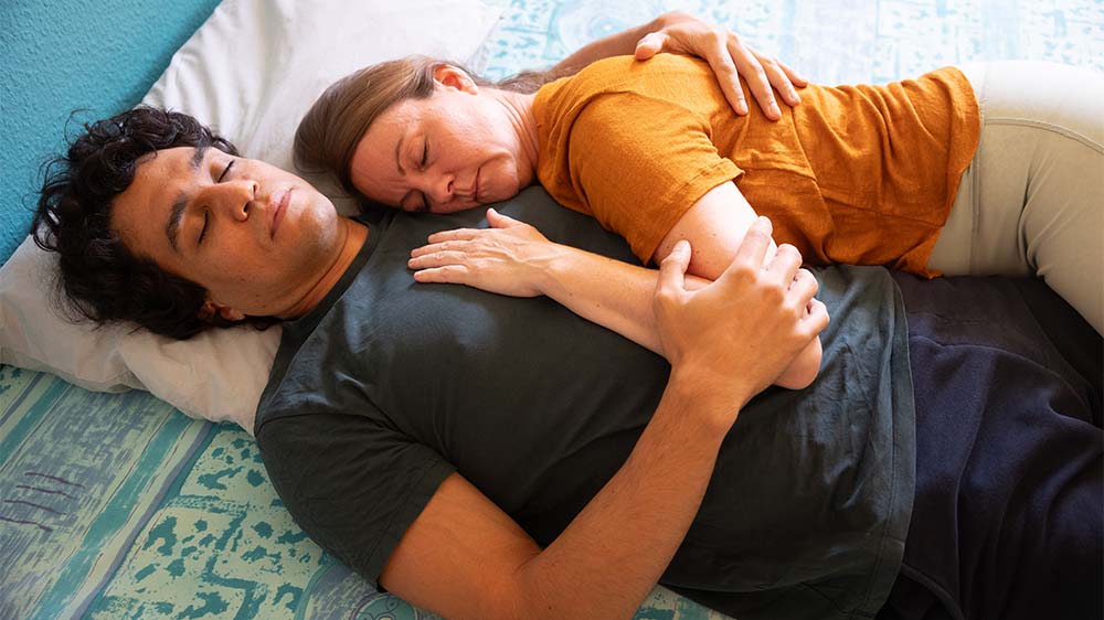 Die Positionen, in denen sich zum Teil wildfremde Menschen hier aneinanderschmiegen, haben Namen, die allein schon tiefe Geborgenheit versprechen: "Kokon", "Wiege", "Lieblingsplatz", "Unterm Fluegel", "Traumfaengerin", "Abrahams Schoss"