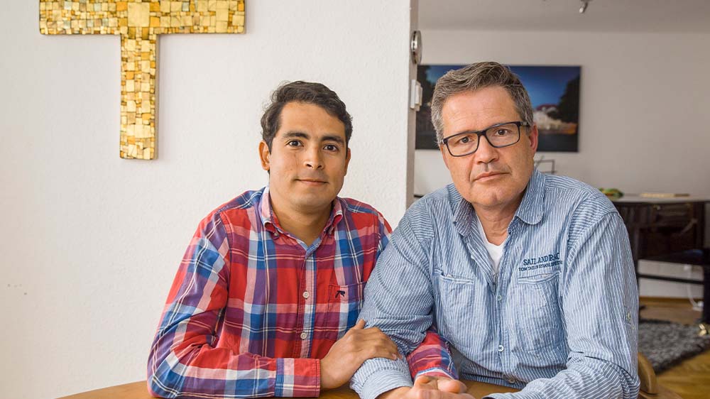 Gerd-Peter Münden (rechts) und sein Ehemann Esteban Builes- Münden aus Braunschweig (Foto vom 21.04.2022)