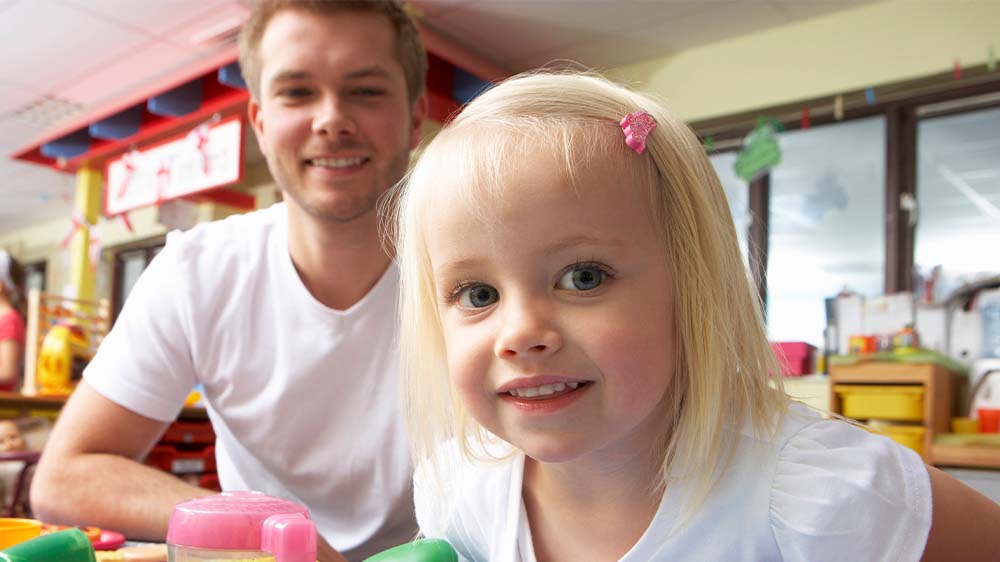 Laut aktuellen Zahlen vom Statistischen Bundesamt arbeiten immer mehr Männer arbeiten in Kitas