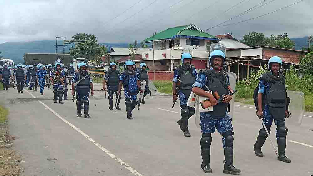In der indischen Unruheregion Manipur zeigt die Polizei Präsenz