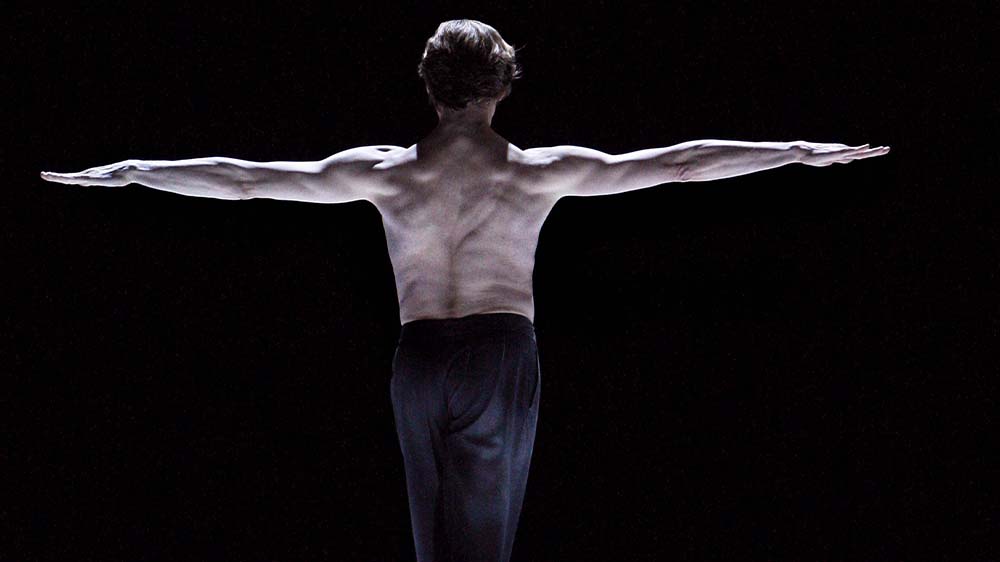 Balletttänzer auf der Bühne von hinten