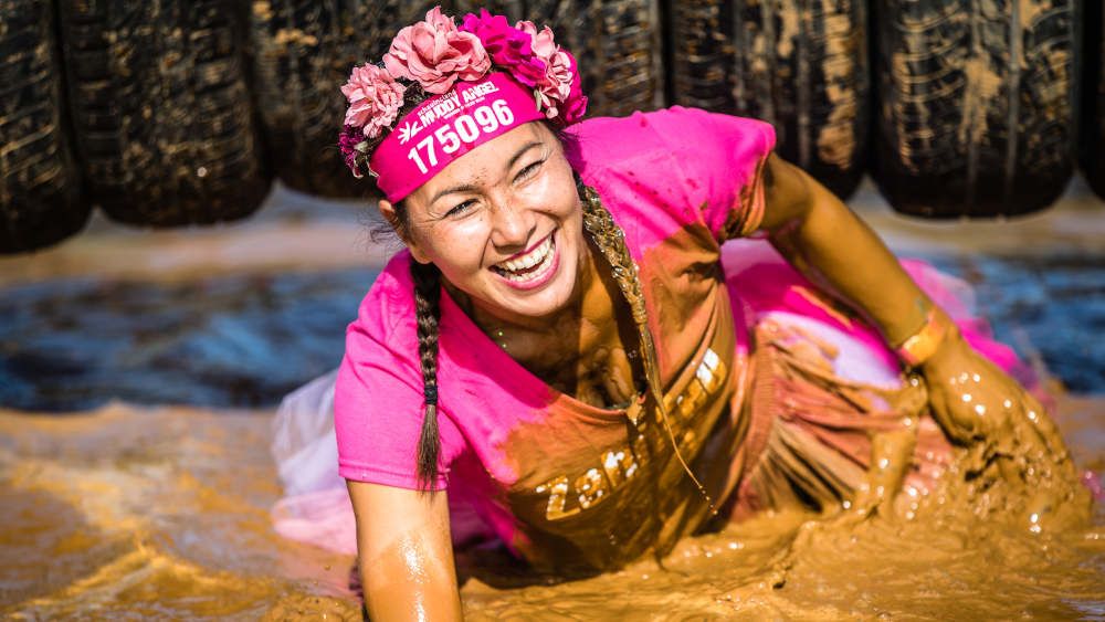 Eine Teilnehmerin hat viel Spaß beim Muddy Angel Run