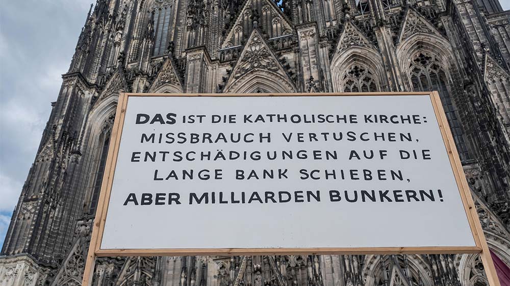 Das Landgericht Köln verpflichtete das Erzbistum Köln dazu, 300.000 Euro an einen Missbrauchsbetroffenen zahlen