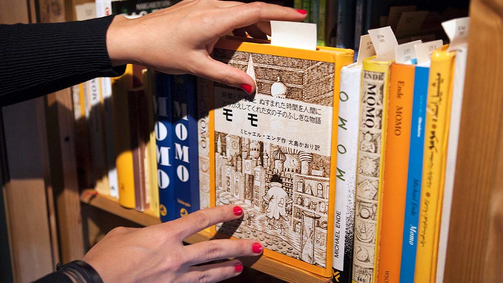 Ausgaben in verschiedenen Sprachen des Kinderbuches Momo von Michael Ende im Michael Ende Museum der Internationalen Jugendbibliothek im Schloß Blutenburg in München