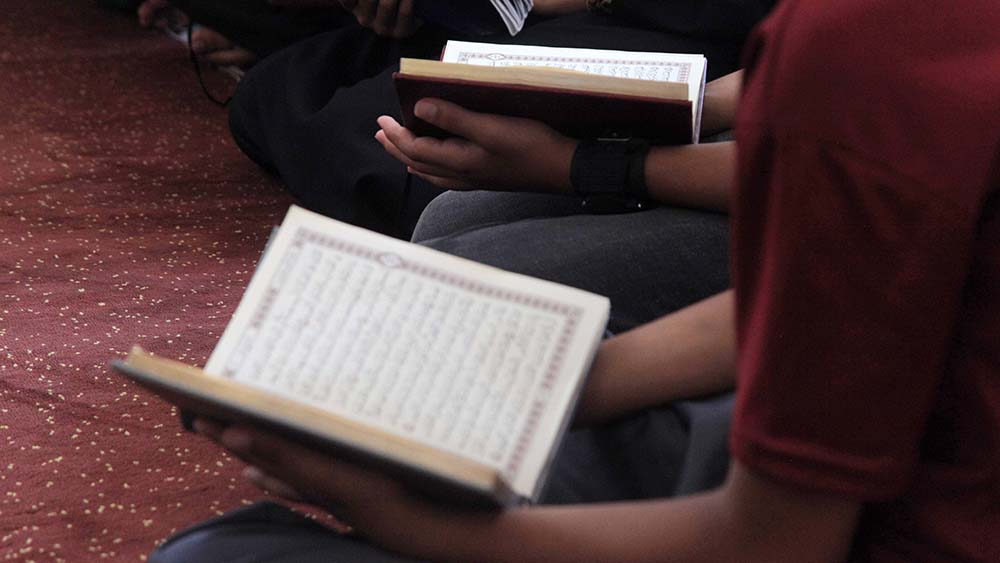 In der Moschee sollen Gläubige mit dem Koran beten (Symbolbild)