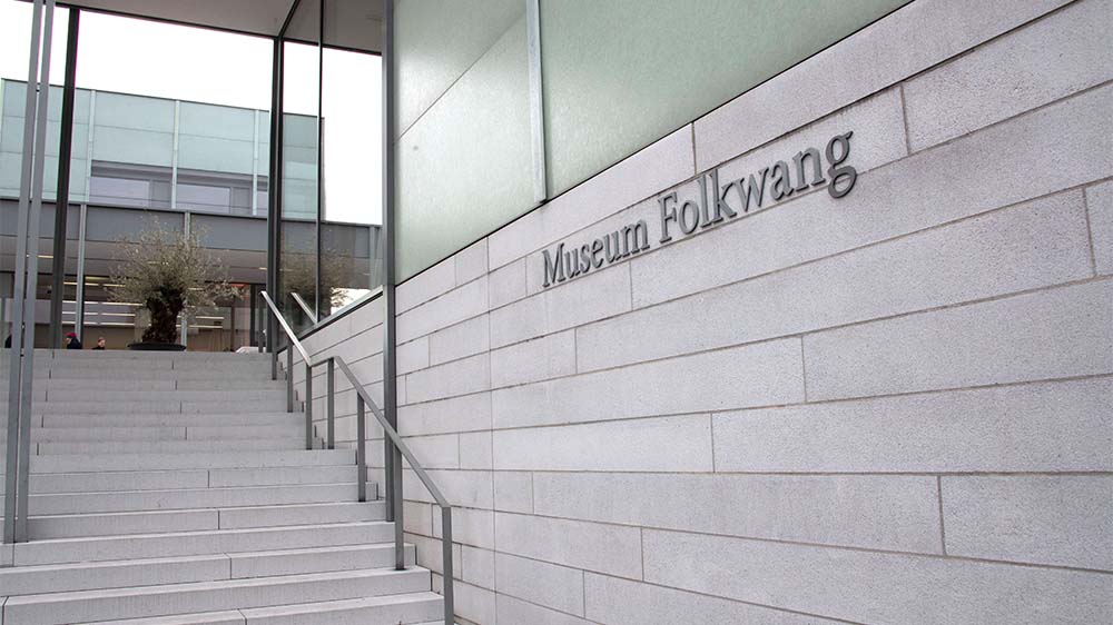 Der im Museum Folkwang gezeigte Film Sunset Singers entstand als Abschlussarbeit an der Kunsthochschule für Medien Köln