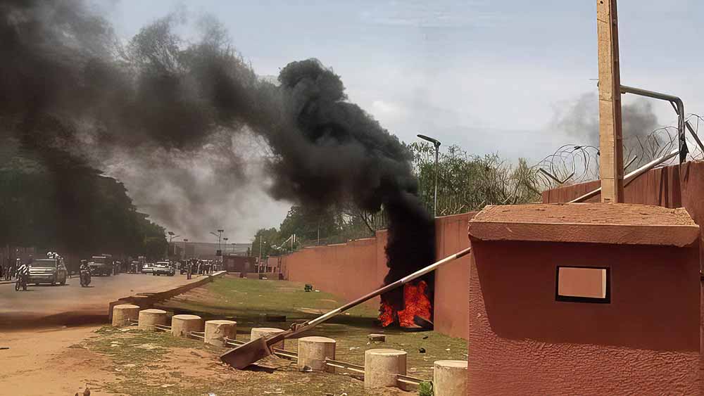 Im Niger brennt der Eingang der französischen Botschaft
