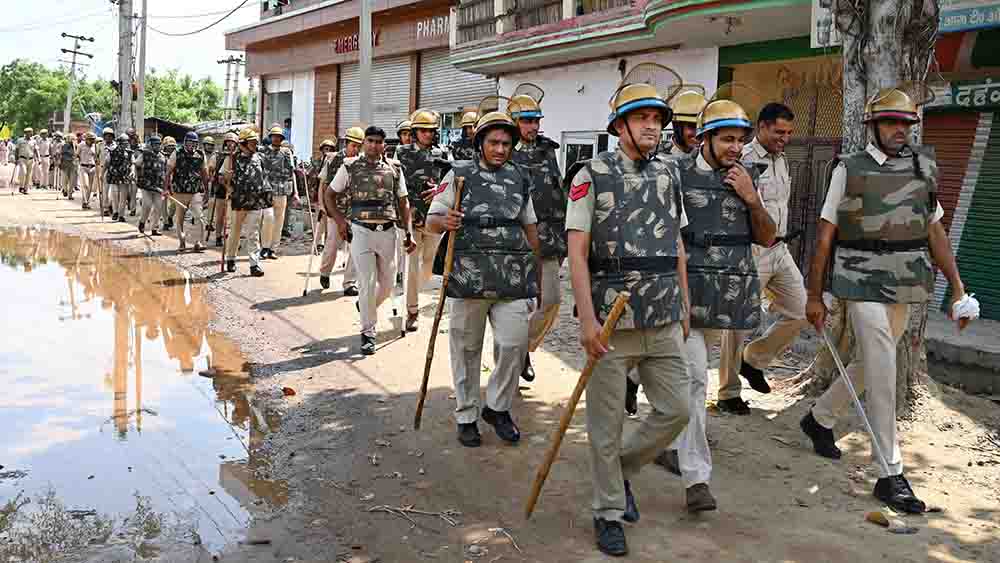 Nach der Gewalt zeigt die Polizei Präsenz im indischen Nuh