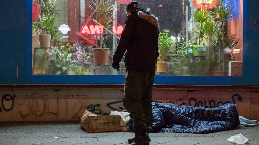 Zwei Wohnungslose haben sich in Berlin im Frühjahr dieses Jahres um Pizzareste gestritten