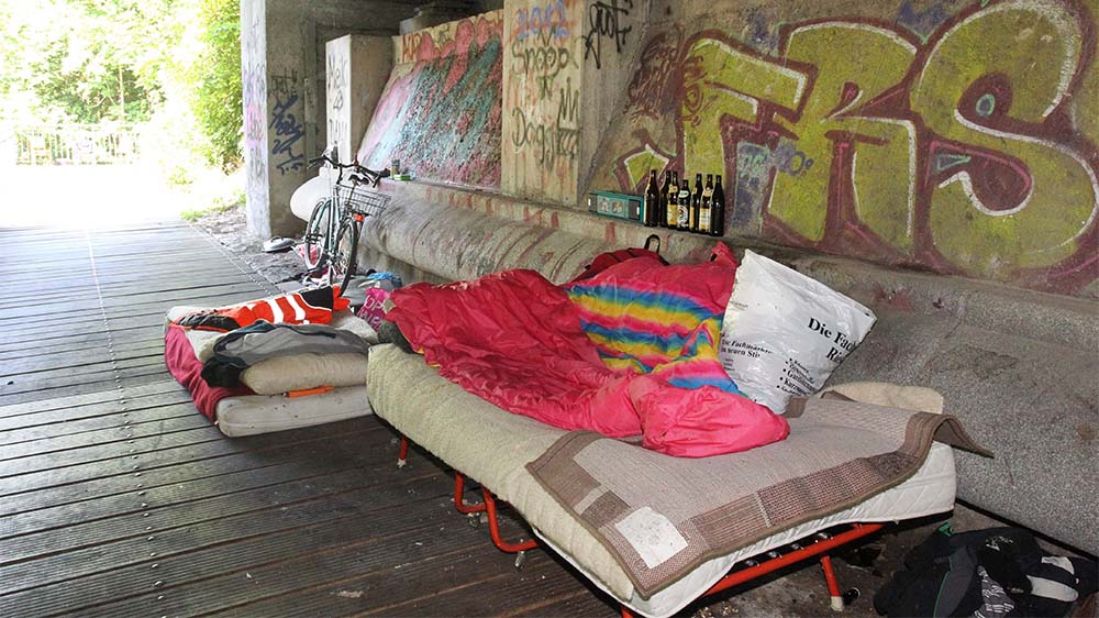 Obdachlosenlager unter einer Brücke